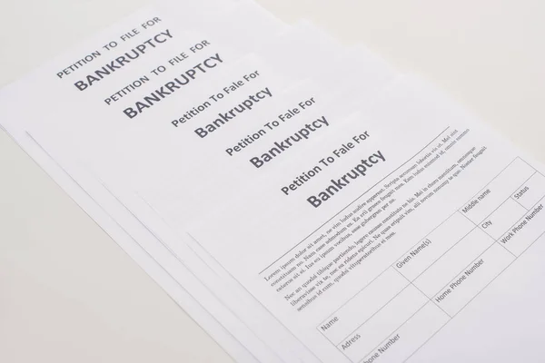 Documentos de petición de bancarrota sobre fondo blanco - foto de stock
