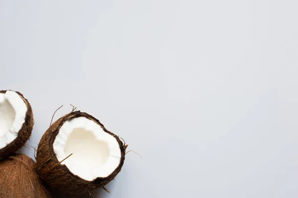 Draufsicht auf frische leckere ganze Kokosnüsse und -hälften auf weißem Hintergrund — Stockfoto