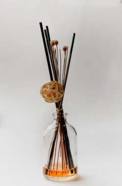 aromatik dağıtıcı. aromatik sıvı, bambu çubukları ve diğer dekorlarla dolu cam kavanoz.