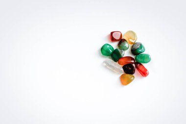 çok renkli taşlar beyaz arka planda yatar. yan görünüm