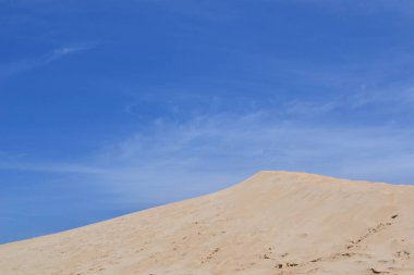 Kumul önünde mavi gökyüzü