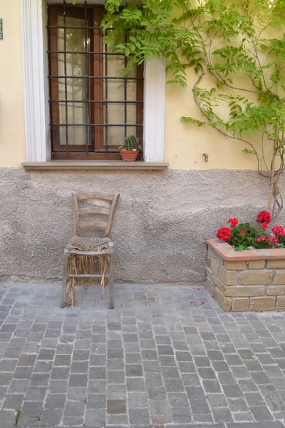 İtalyan evin önünde eski sandalye — Stok fotoğraf