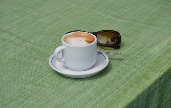 Cappuccino em copo branco — Fotografia de Stock