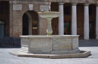 Çeşme Urbino - İtalya   