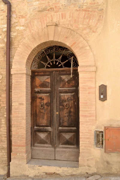 Brown Italian front door — Stock Photo, Image