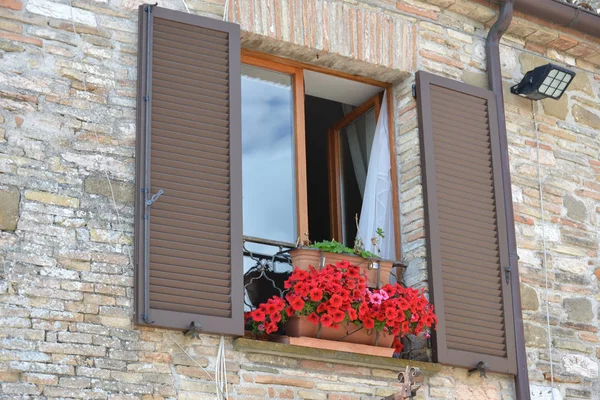Открытое итальянское окно — стоковое фото