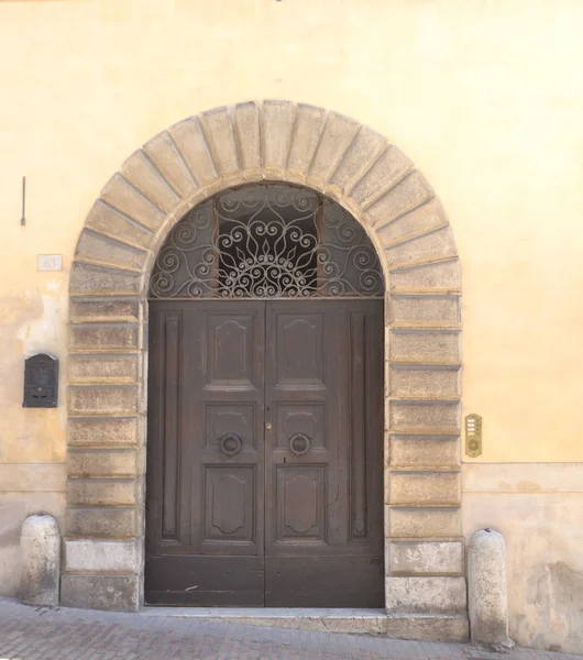 Puerta delantera italiana vieja —  Fotos de Stock