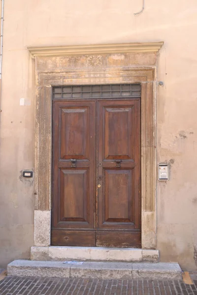 Brown talian front door — Stock Photo, Image