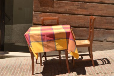 Açık havada yemek - masa ve sandalyeler eğimli bir konumda