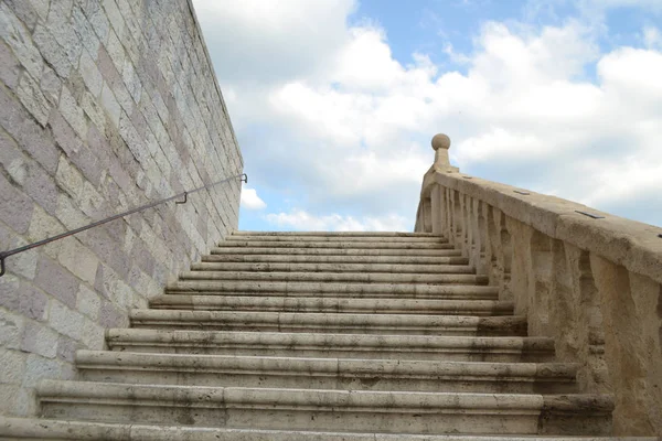 Merdiven gökyüzünde