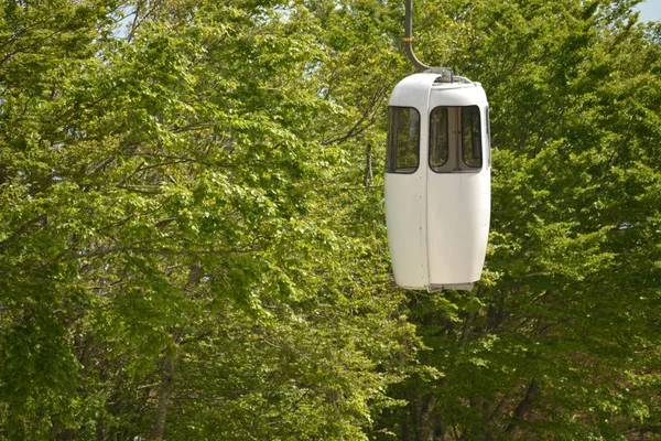 Weiße Seilbahn - Lift — Stockfoto