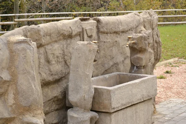 Brunnen aus grauem Stein in Mittelitalien - Nahaufnahme — Stockfoto