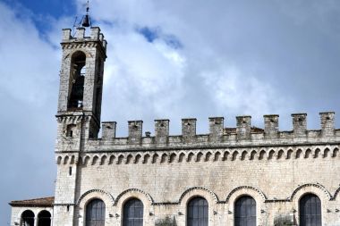 Palazzo dei Consoli mavi gökyüzü önünde Gubbio içinde