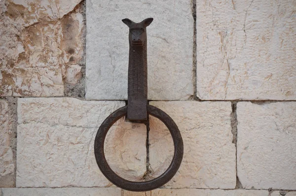 Античное Железное Кольцо Перед Каменной Стеной — стоковое фото