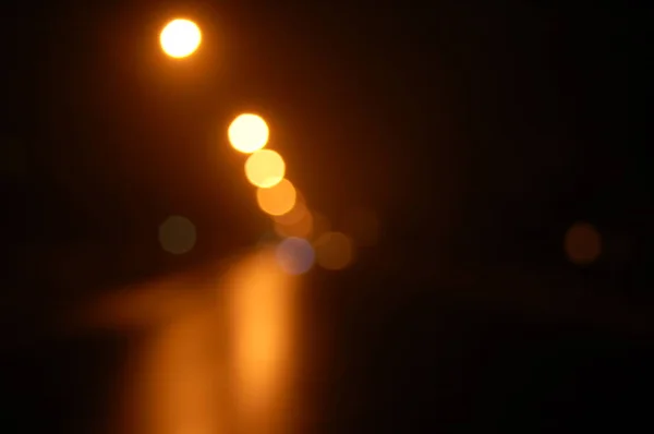 Nocy ulica bokeh. Kolorowe oświetlenie tła. — Zdjęcie stockowe