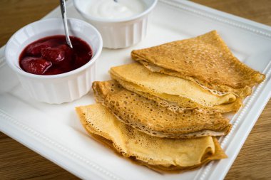 Çilek reçelli krep