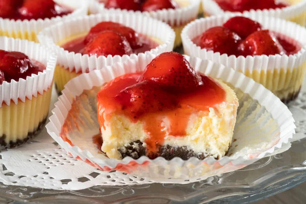 Persönlicher Käsekuchen mit Erdbeeren — Stockfoto