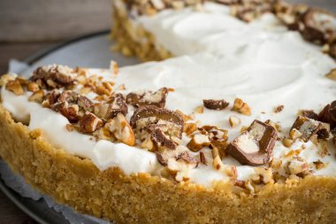 Bir tabak üzerinde Banoffy pasta.