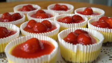 Yakın çekim dönme çilekli cheesecake