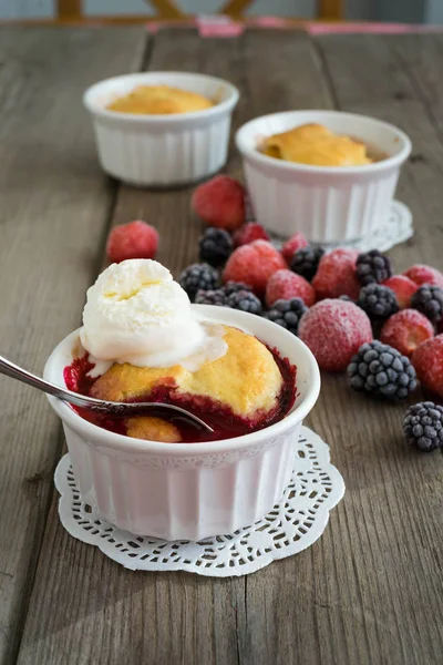 Galette de mûres fraîche et délicieuse avec glace à la vanille française . — Photo