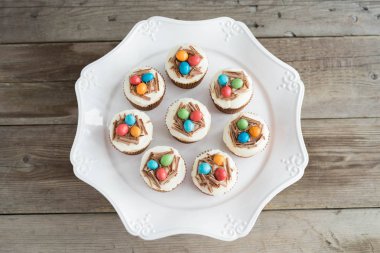 Çikolatalı Krema ve şeker yumurtalı Paskalya kek