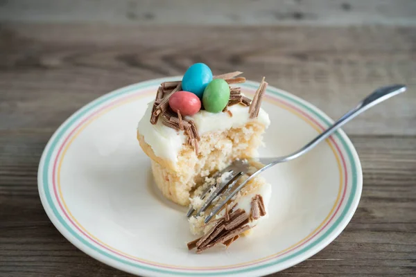 Cupcakes de Pâques avec glaçage au chocolat et oeufs de bonbons — Photo