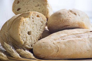 Taze ev yapımı ekmek ve kulakları buğday