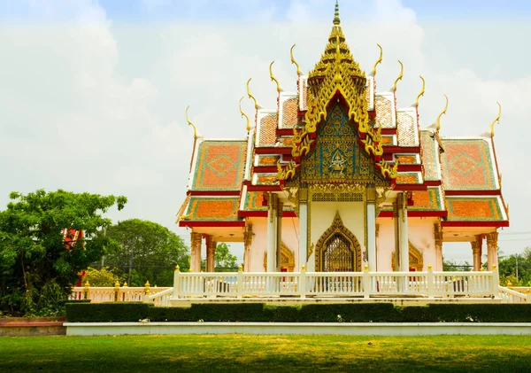 Temple thaïlandais avec nuage et herbe verte — Photo