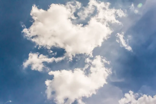 Cielo azul con nubes — Foto de Stock