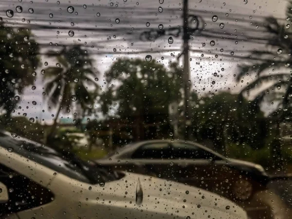 Cadute di pioggia sul finestrino dell'auto — Foto Stock