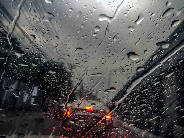 Gouttes de pluie sur la fenêtre de la voiture — Photo