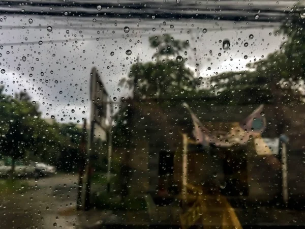 雨点落在车窗上 — 图库照片