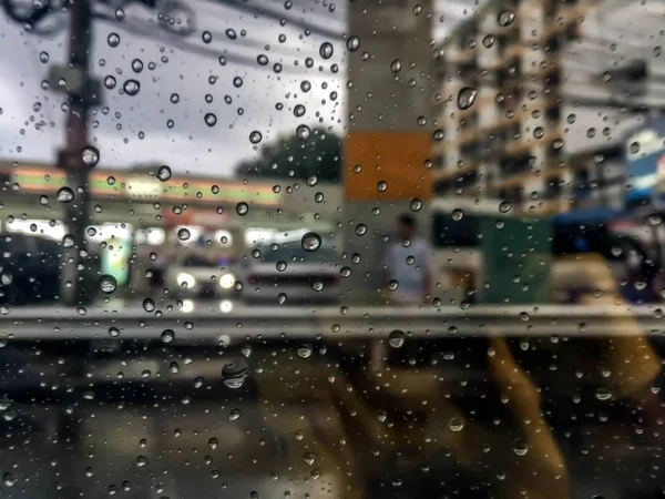 Krople deszczu na oknie samochodu — Zdjęcie stockowe
