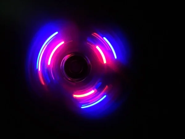 Gelombang lingkaran ungu biru pada latar belakang gelap Stok Gambar