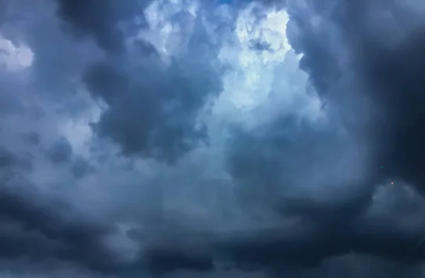 Cielo oscuro con nube — Foto de Stock