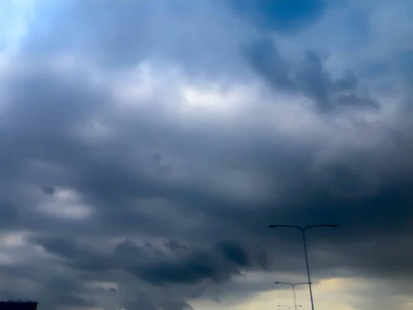 Темное небо с облаком — стоковое фото