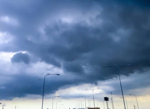 Cielo scuro con nuvola — Foto Stock