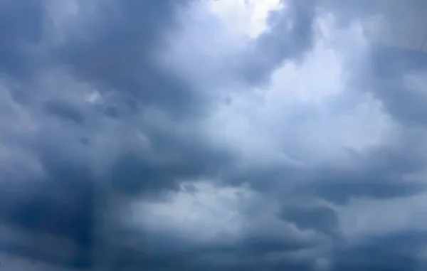 Cielo oscuro con nube — Foto de Stock