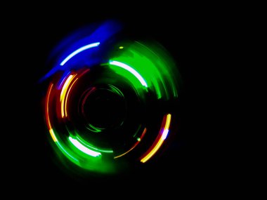 Renkli daire ışık dalga koyu arka planda