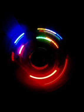 Renkli daire ışık dalga koyu arka planda