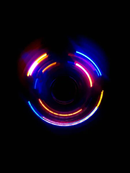 Renkli daire ışık dalga koyu arka planda — Stok fotoğraf
