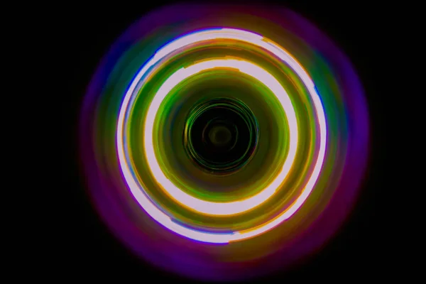 Renkli ışık neon daire koyu siyah arka plan
