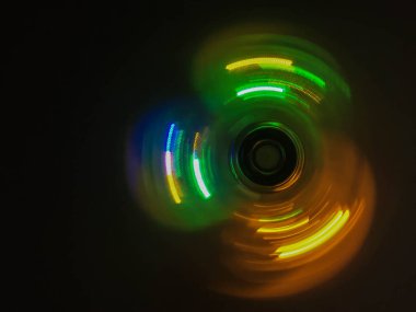 Renkli ışık neon daire koyu siyah arka plan