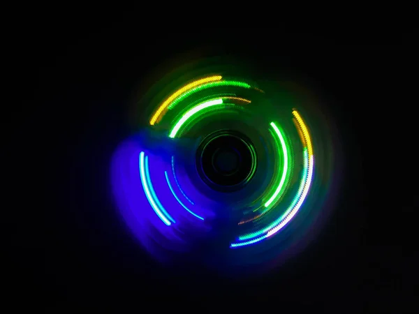 Renkli ışık neon daire koyu siyah arka plan — Stok fotoğraf