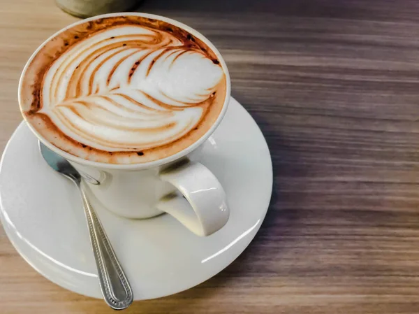 Kapuçino çiçek kahve fincanı kaşık ile