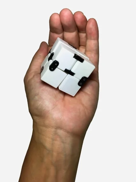 Closeup Infinity küp el beyaz arka plan üzerinde