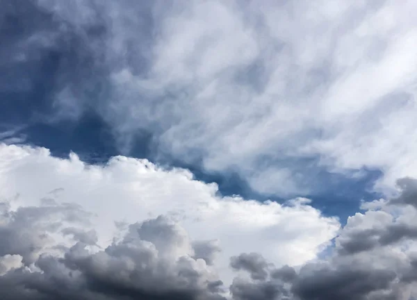 Cielo azul oscuro y mucha nube — Foto de Stock