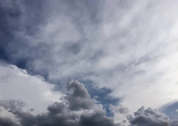 Mörkblå himmel och en massa moln — Stockfoto