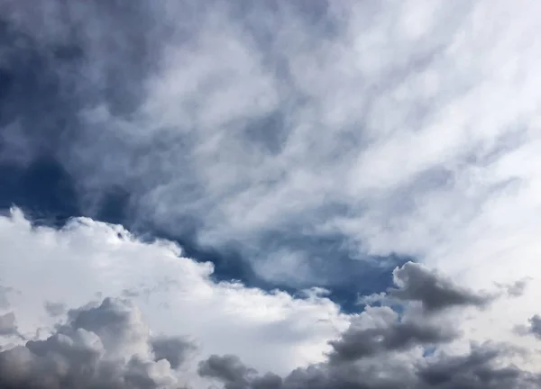 Темно-синее небо и много облаков — стоковое фото