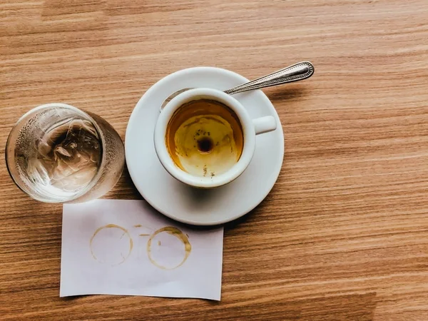 Kopp kaffe att äta med sked och bill — Stockfoto